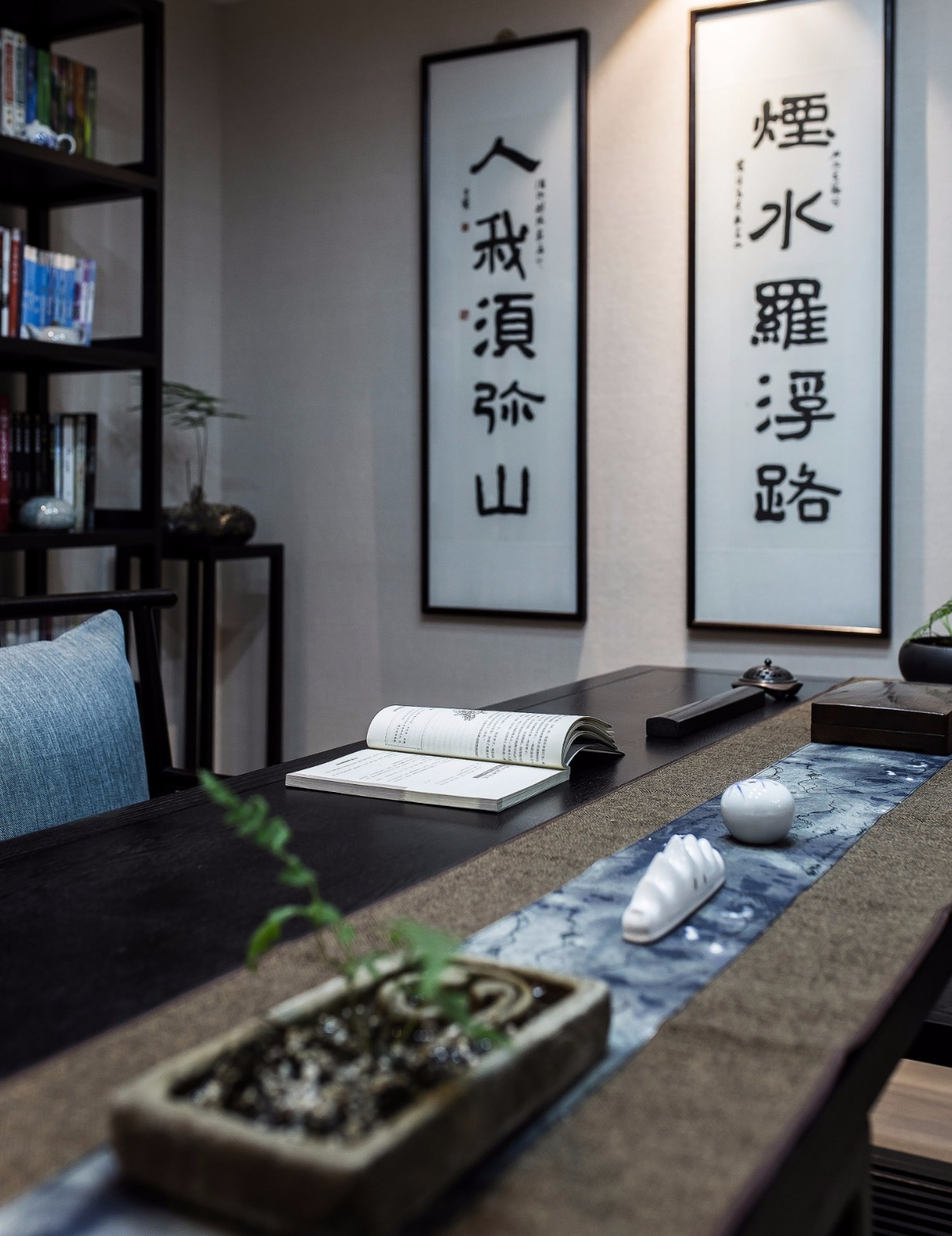 新中式風格家裝設計室內裝修效果圖-書房書桌