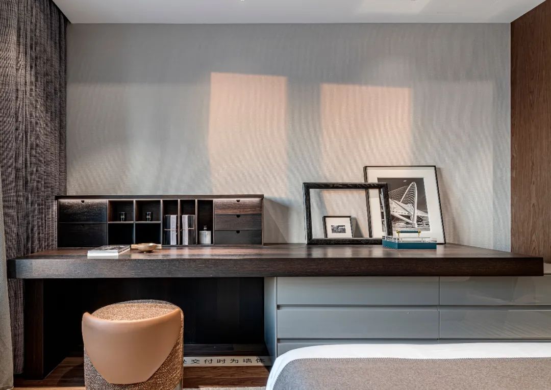 現代簡約風格室內設計家裝案例-主臥書桌